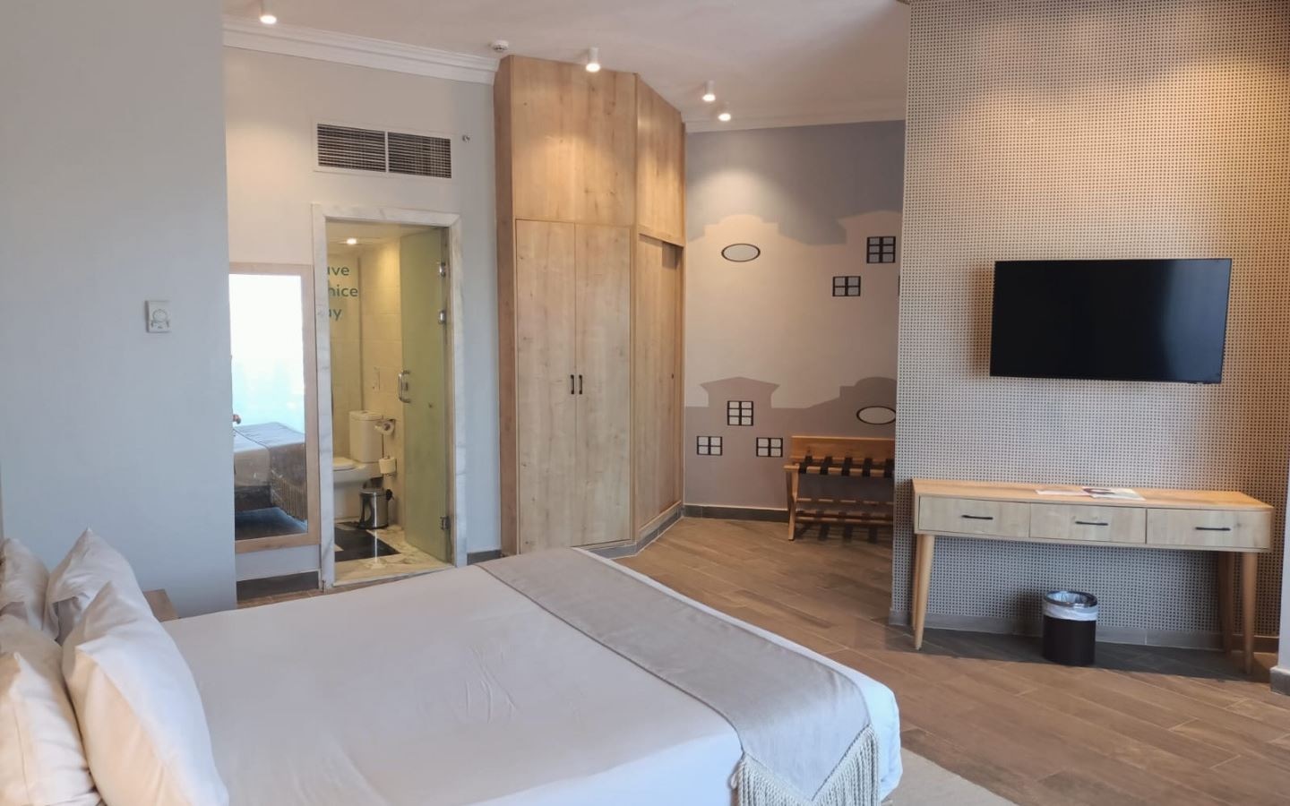 rooms-deluxe-family-room