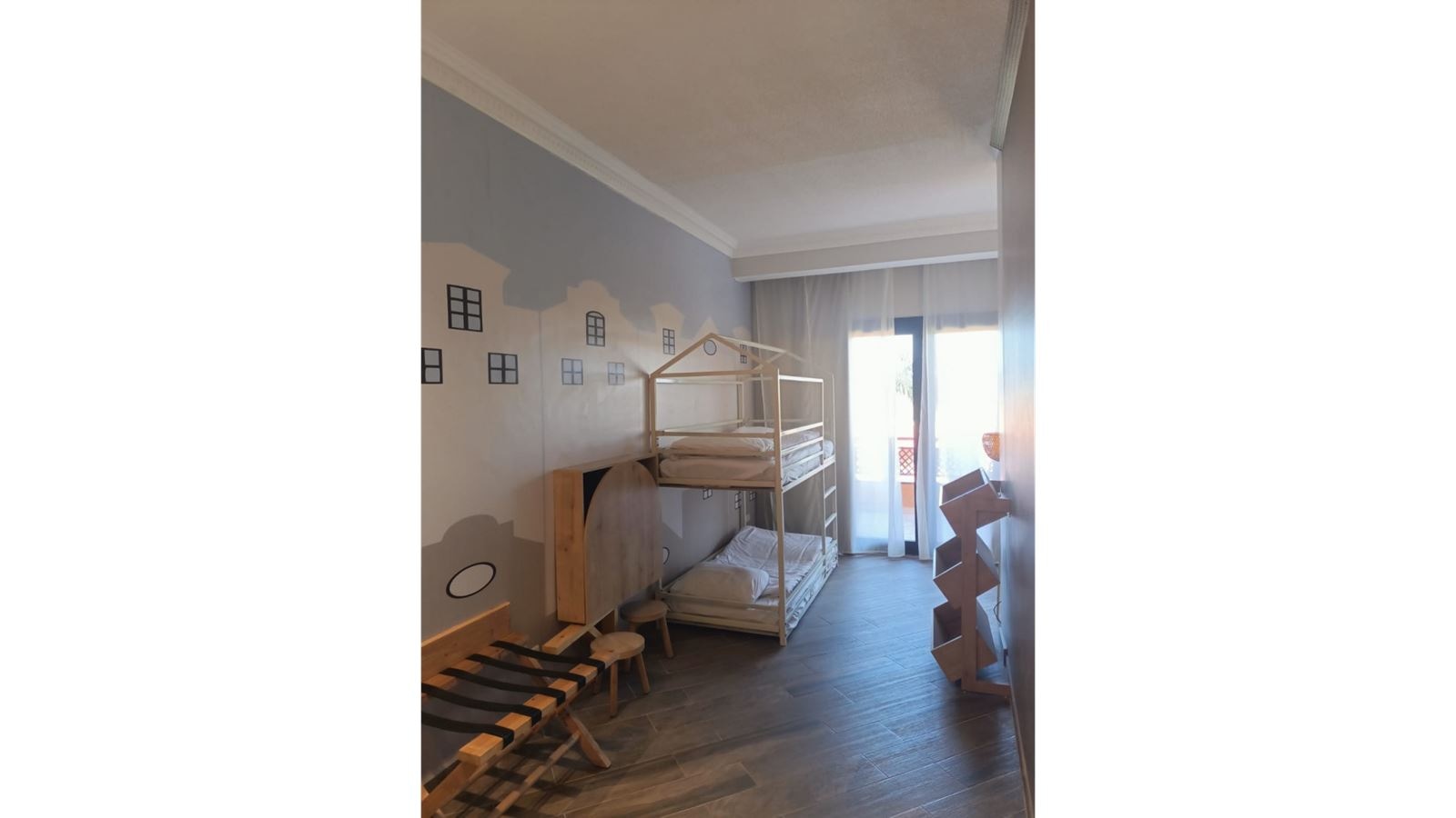 rooms-deluxe-family-room