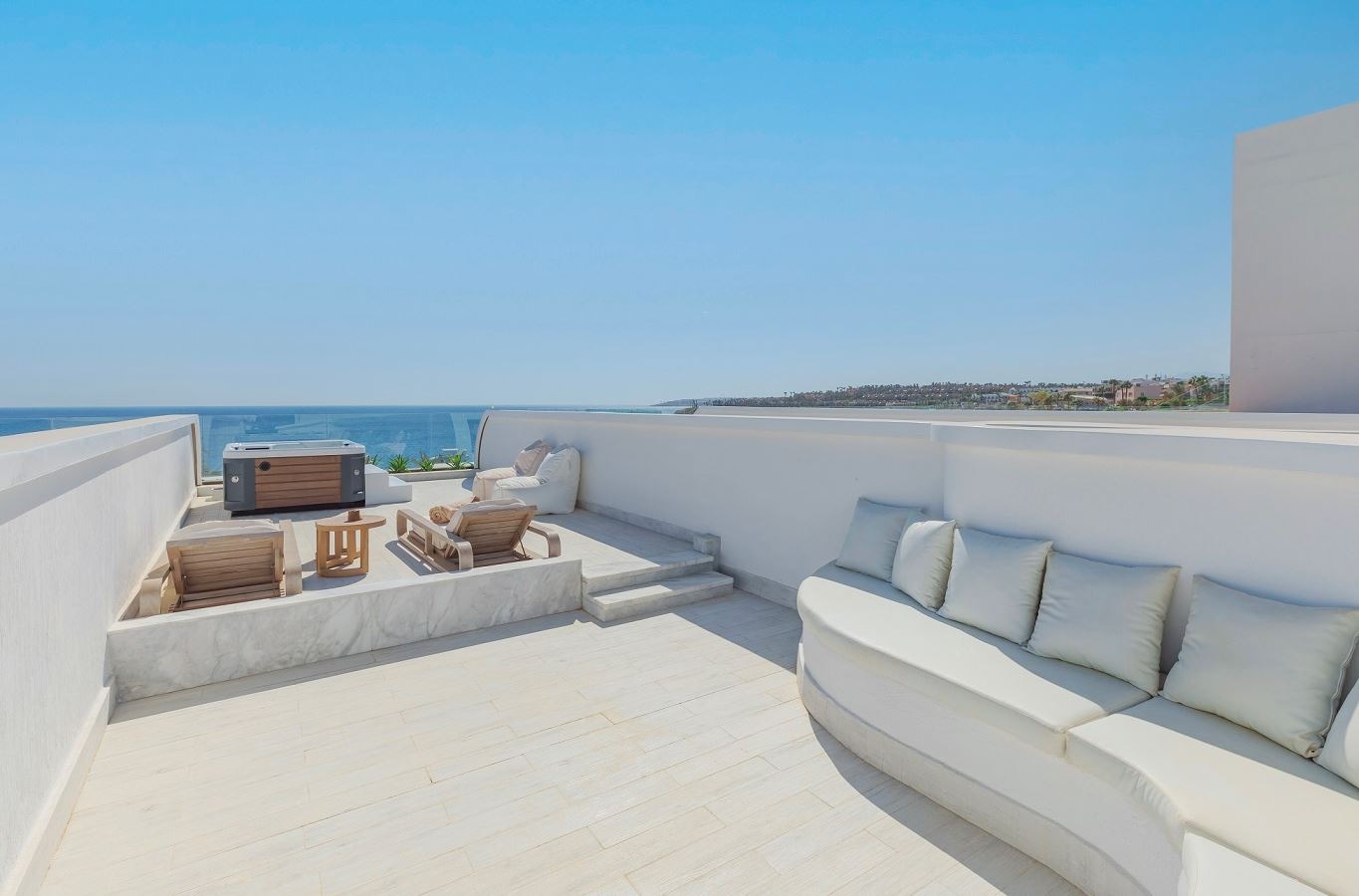 rooms-posh-club-junior-jacuzi-suite-sv-beach-front