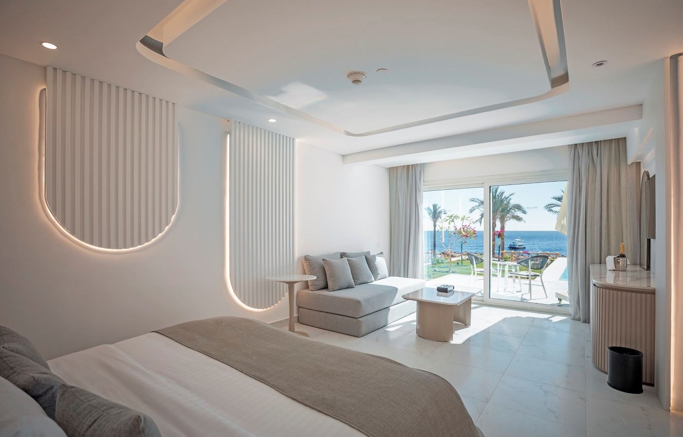 rooms-posh-club-royal-suite-beach-front-with-private-pool