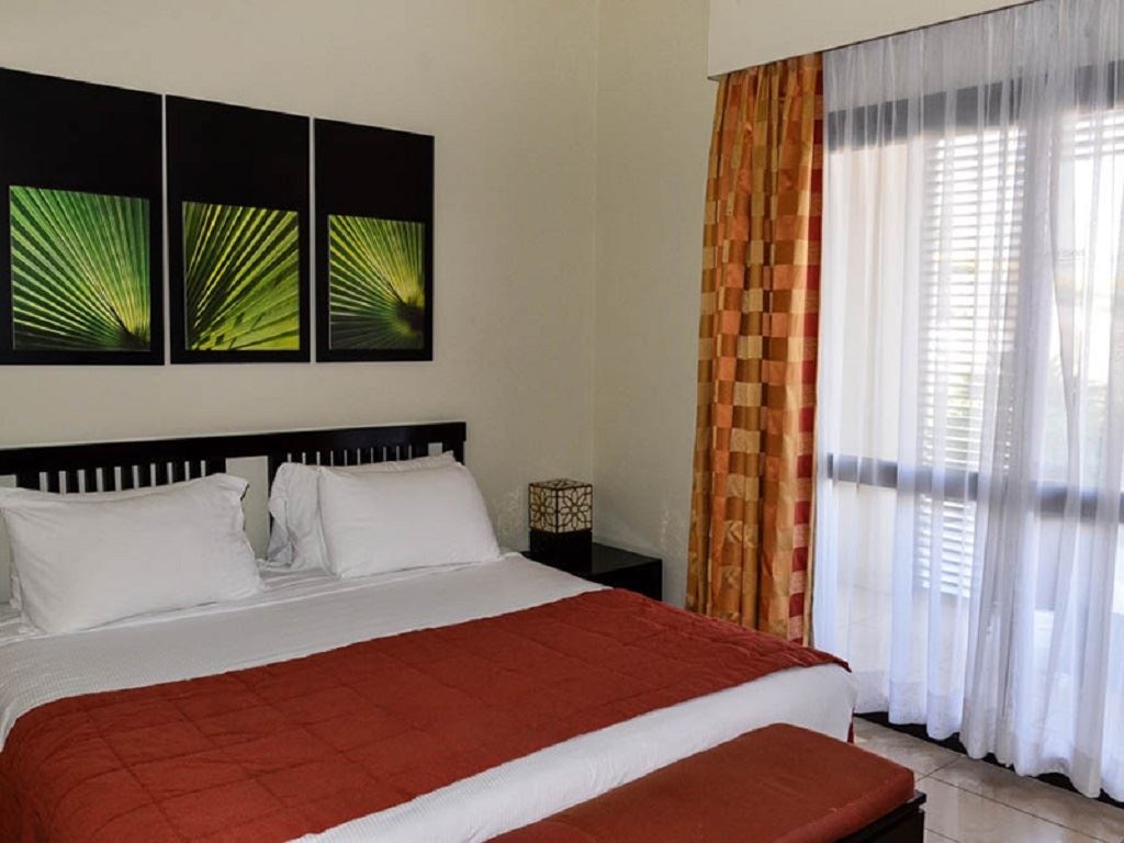 rooms-family-room-garden--pool-view