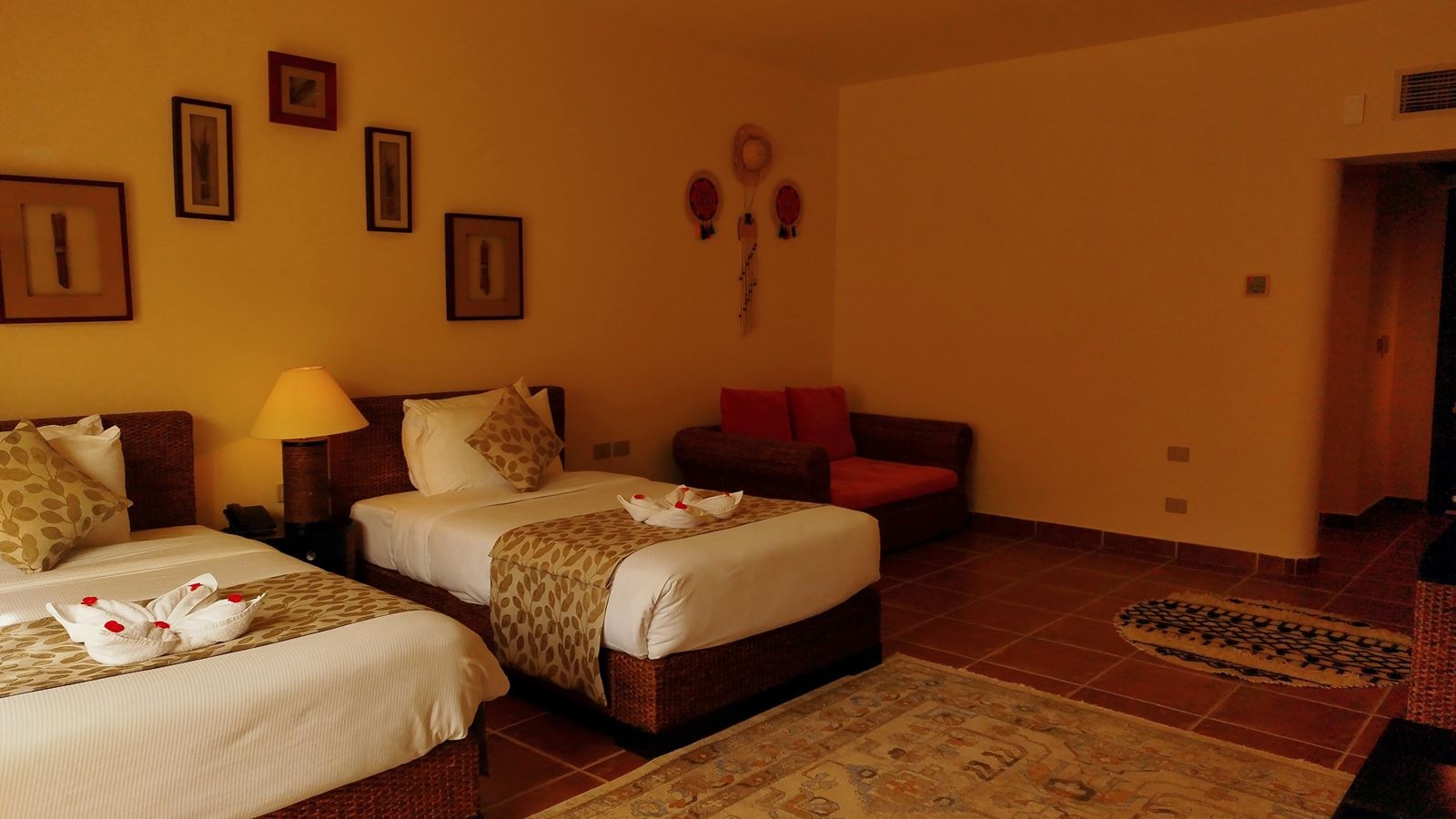 rooms-family-one-bedroom-pool-view