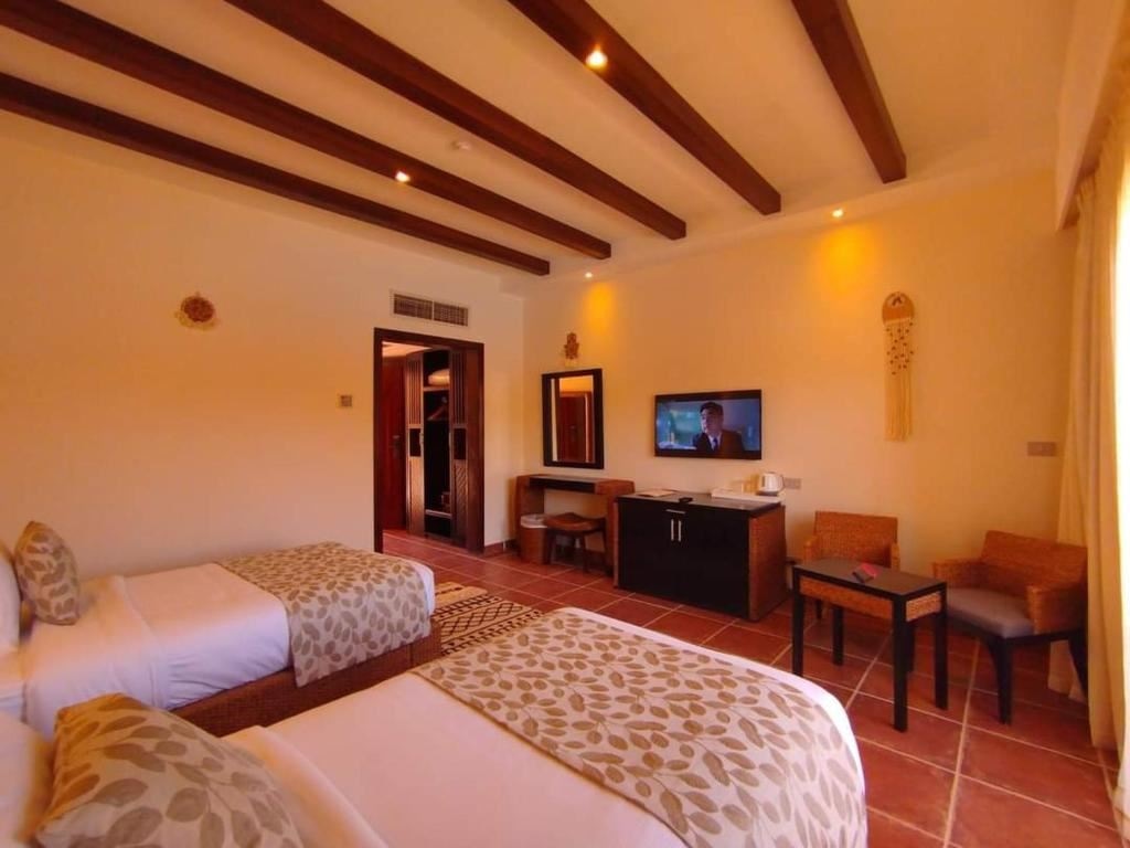 rooms-deluxe-pool-view