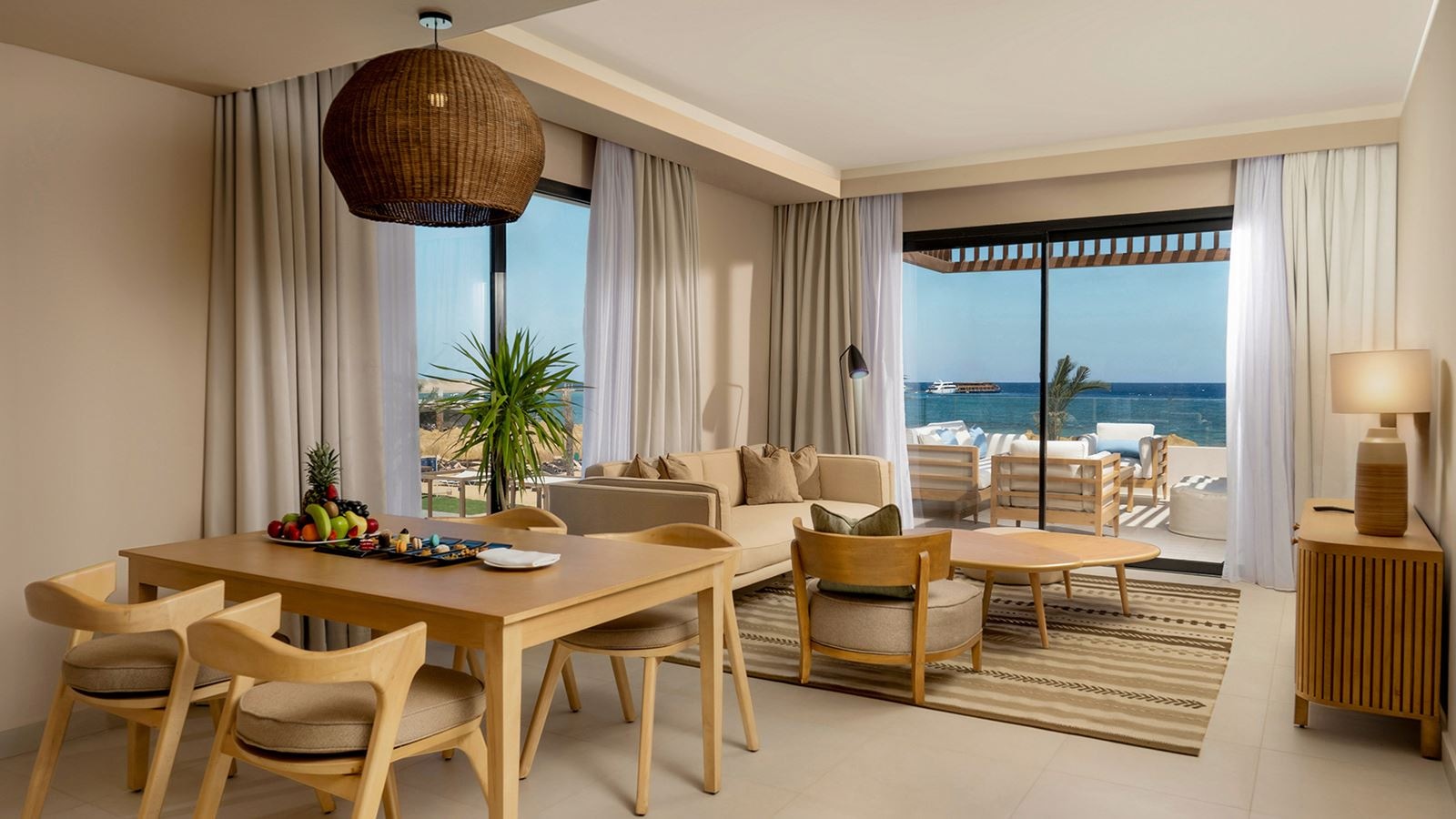 rooms-executive-suite-privet-pool