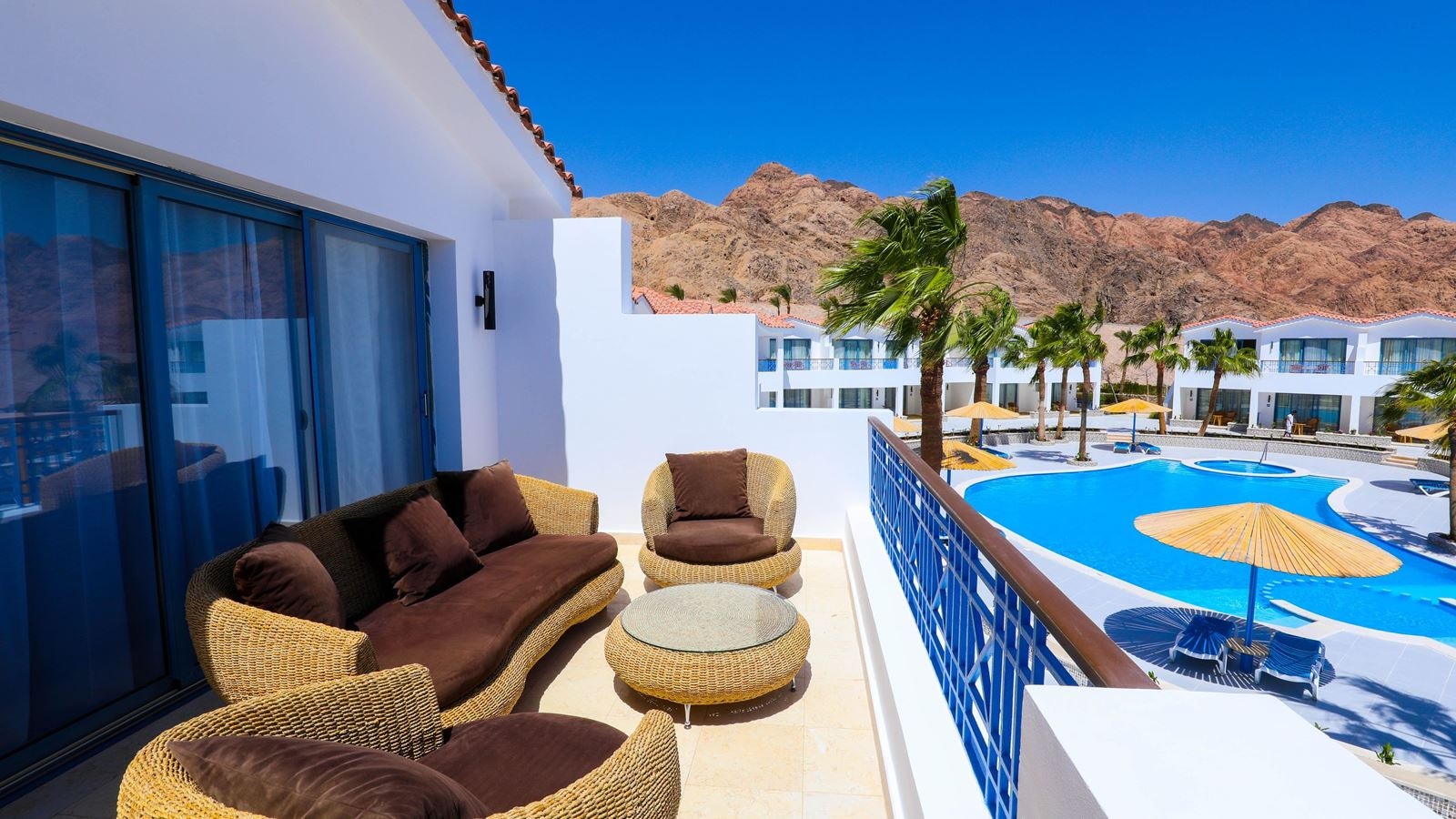 rooms-suite-sea-view--pool-view-room