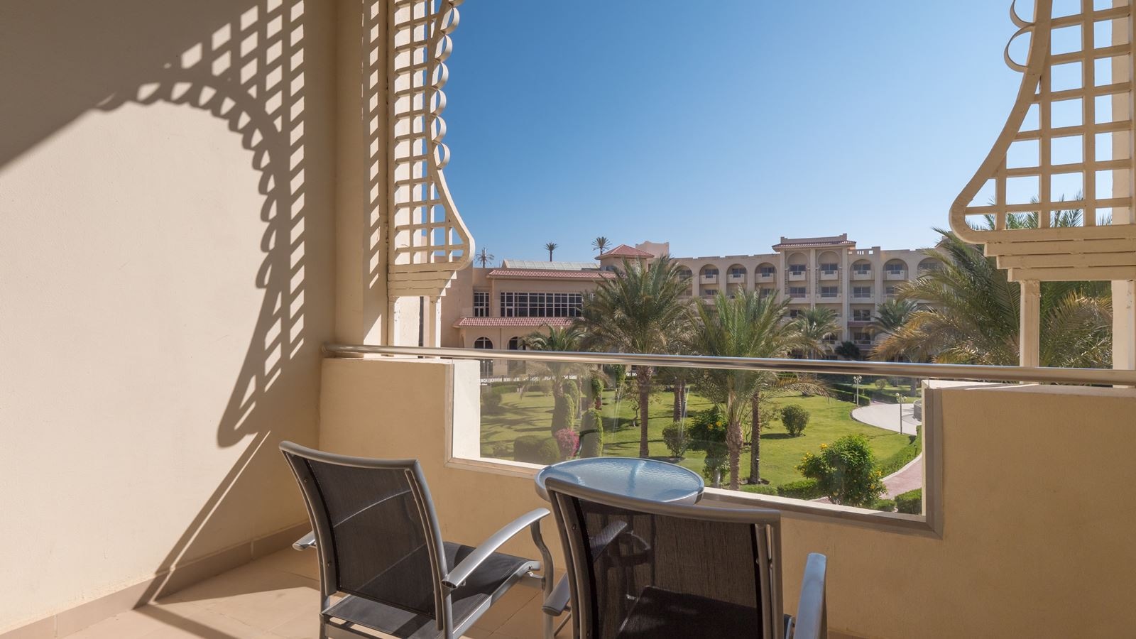 rooms-interconnected-family-room