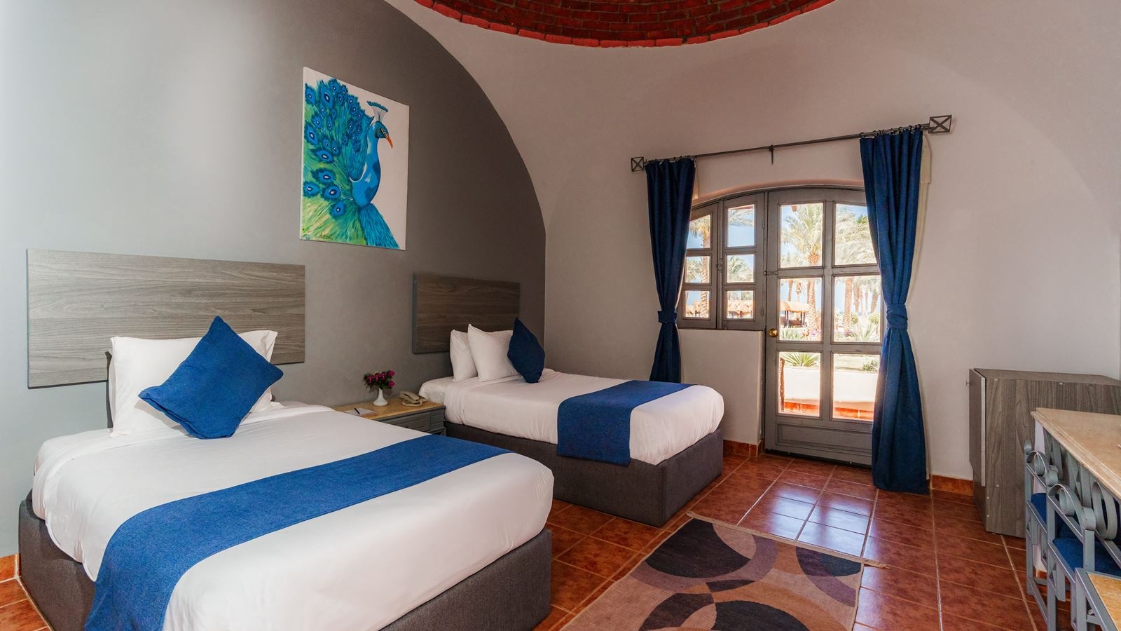 rooms-standard-room-pool-view