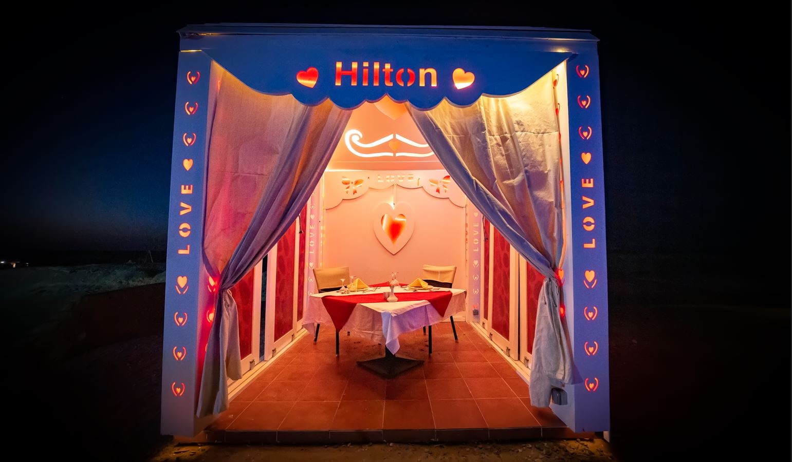 restaurants-romantic-beach-tent