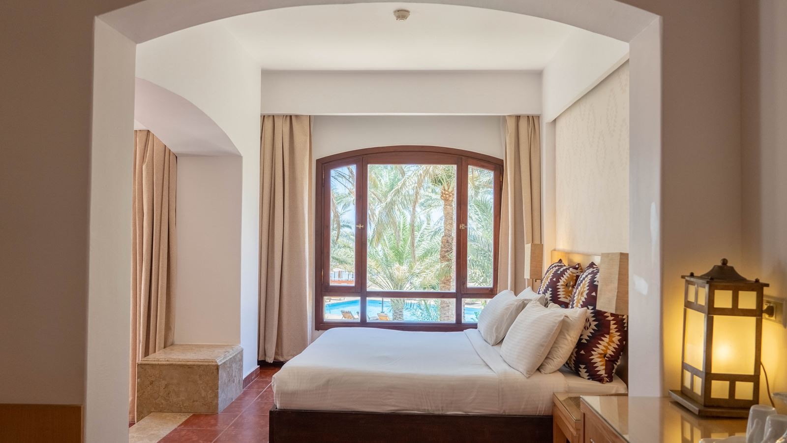 rooms-superior-room--pool-view