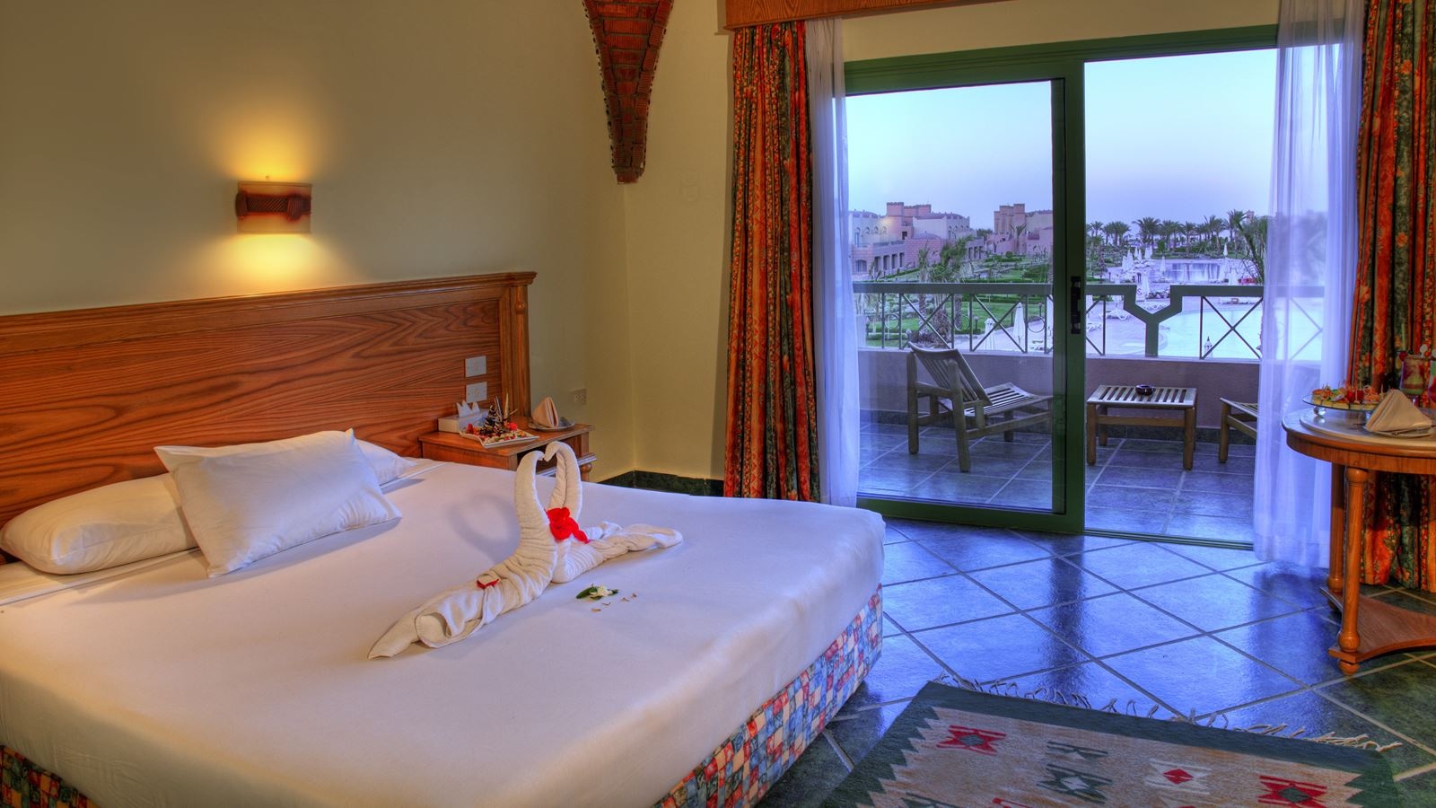 rooms-standard-room-pool-view