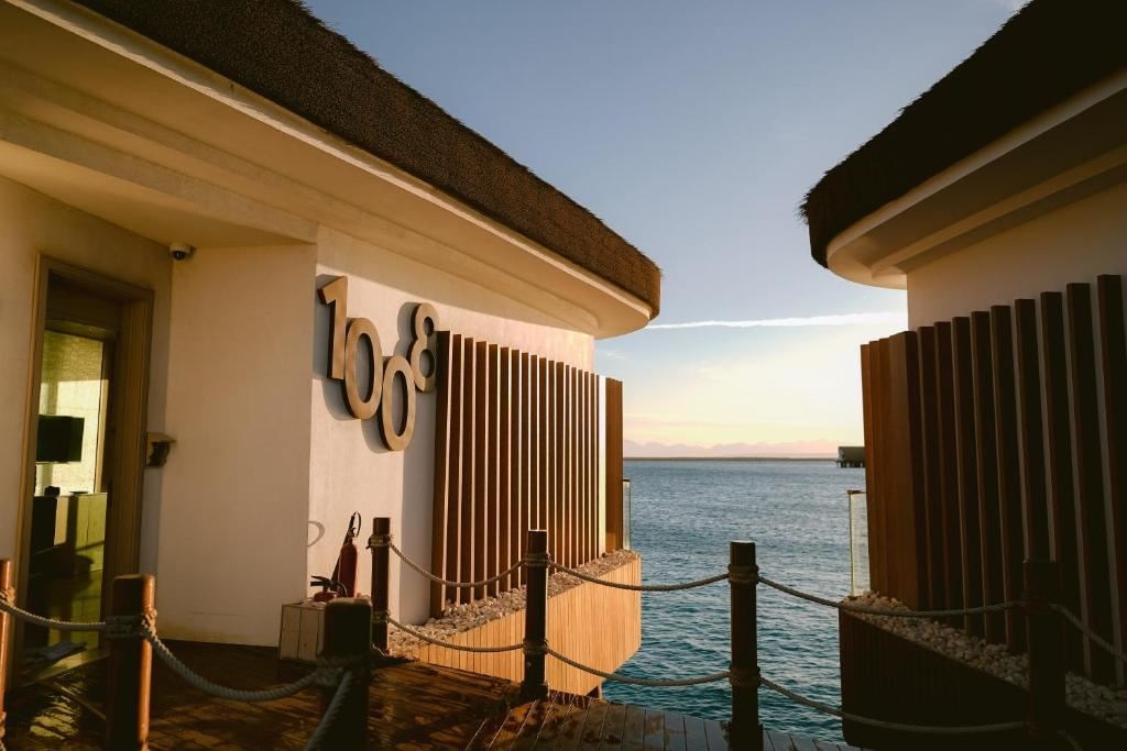 rooms-water-bungalow-suit