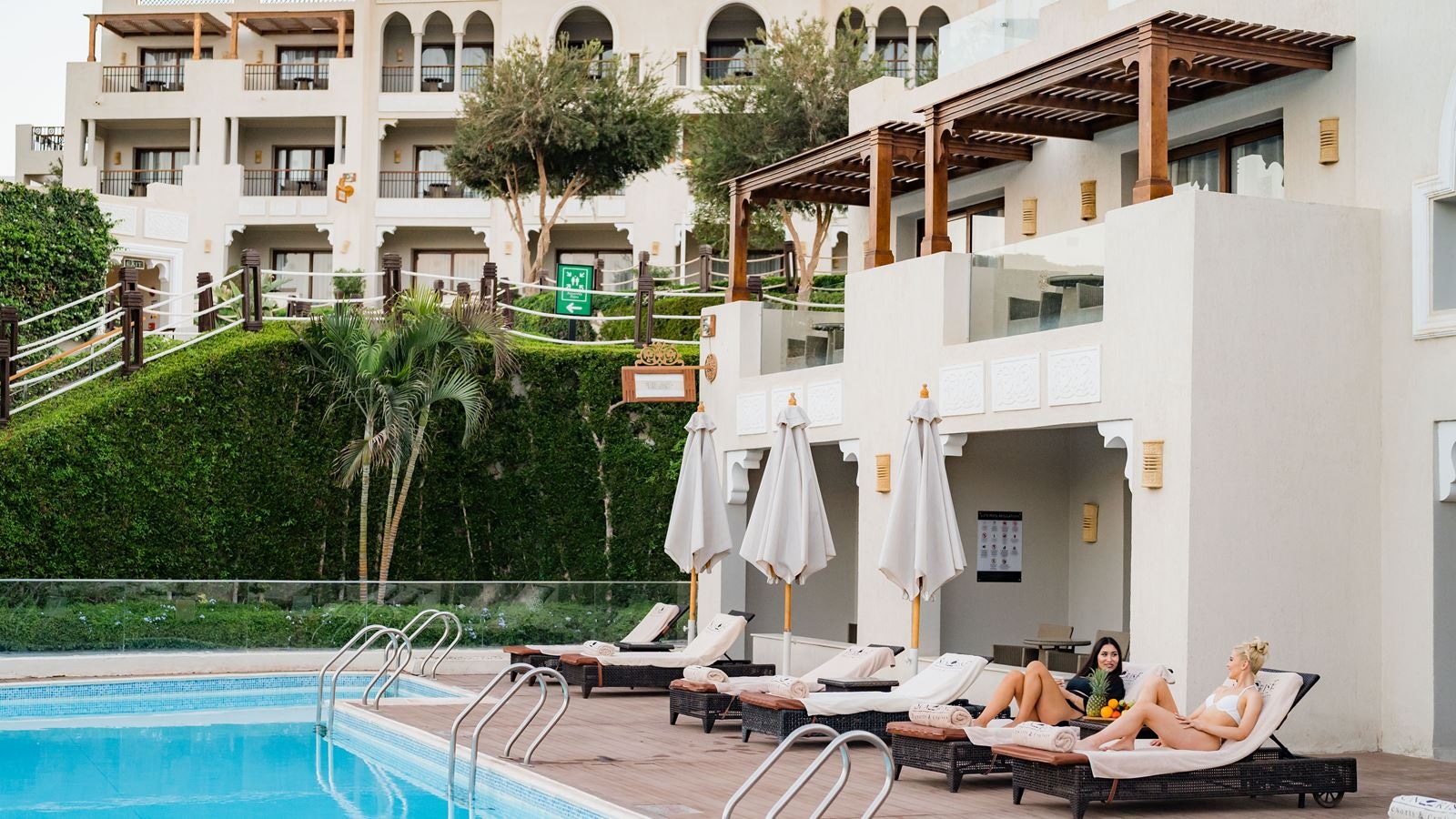 rooms-executive-swim-up-suite