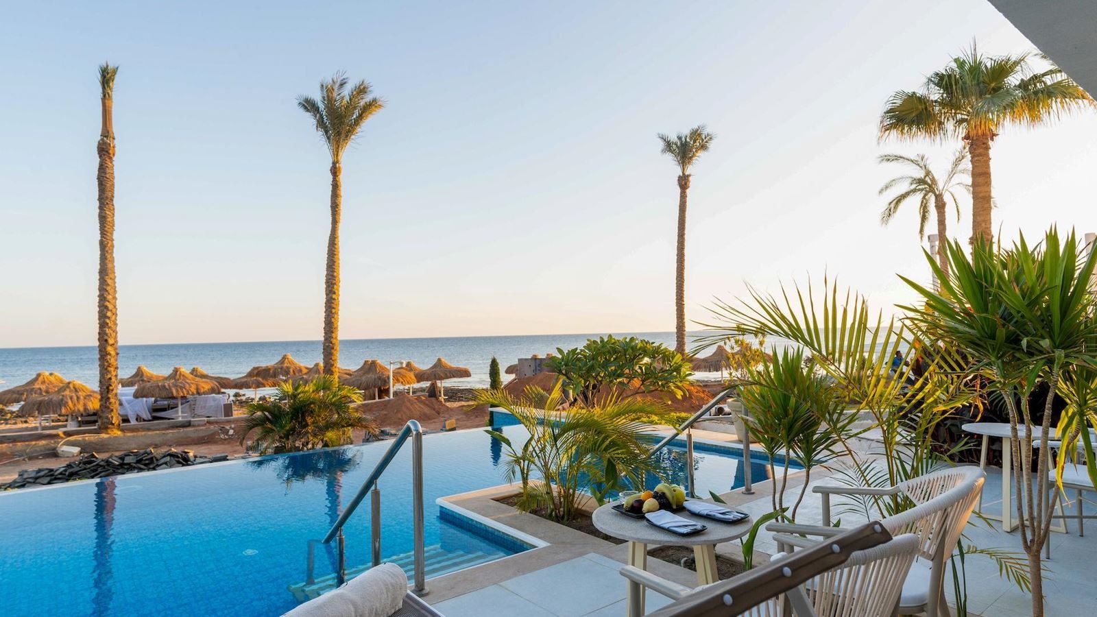 rooms-posh-swimup-suite-pool-viewbeach-front