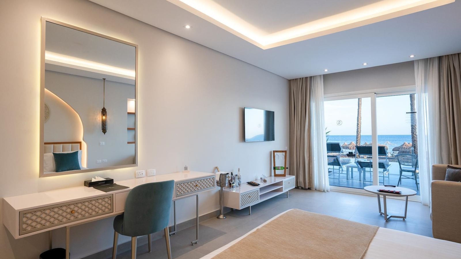 rooms-executive-pool-suite-sea-viewbeach-front