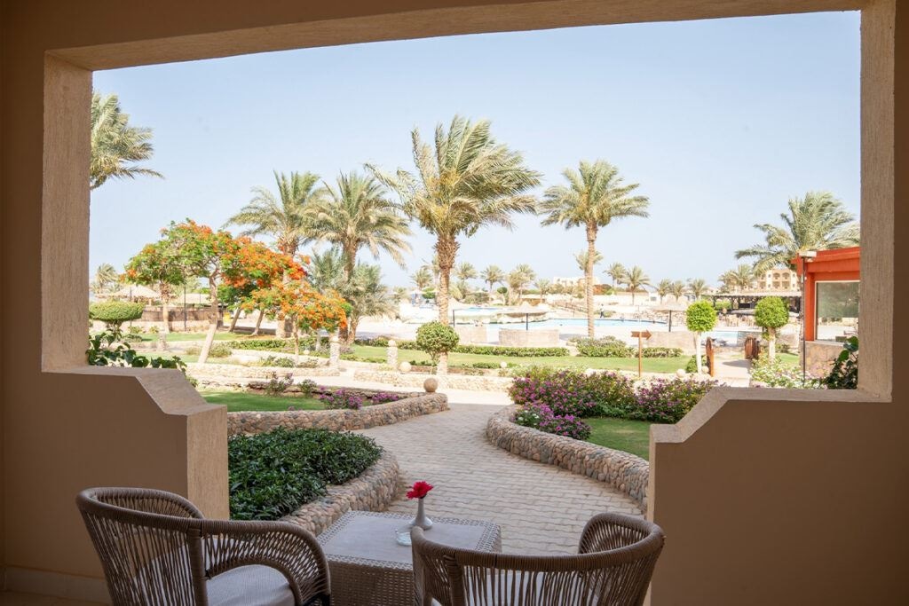 rooms-elphistone-deluxe-pool-view