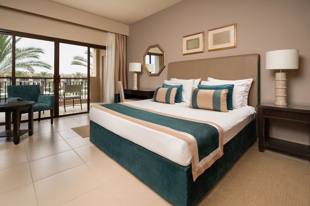 rooms-room-family-pool-view