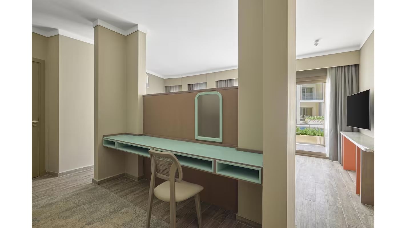 rooms-deluxe-room-with-pool-view