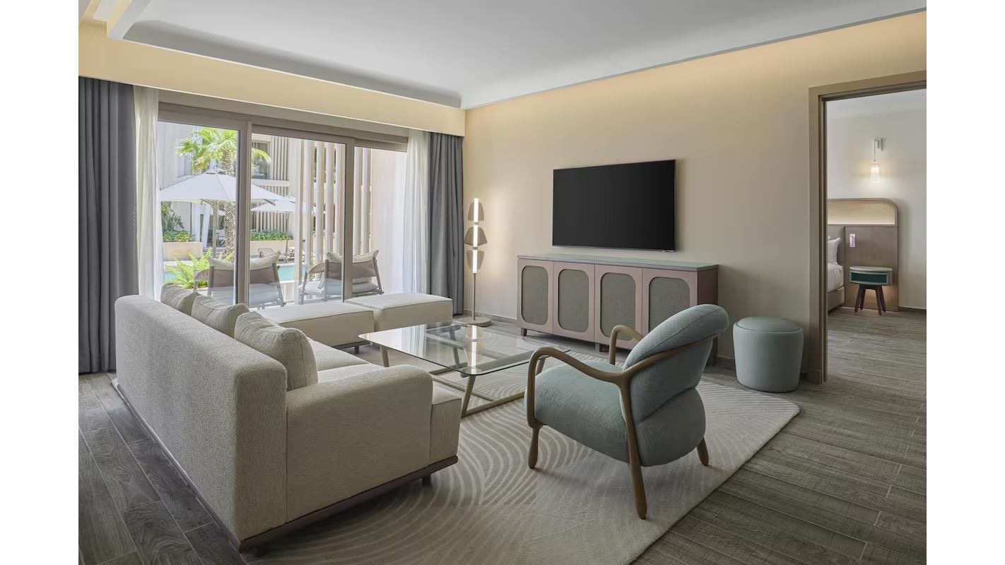 rooms-one-bed-room-suite-pool-view