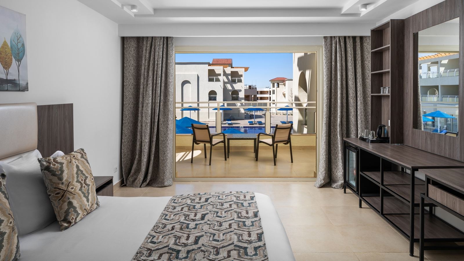 rooms-room-deluxe-pool-view