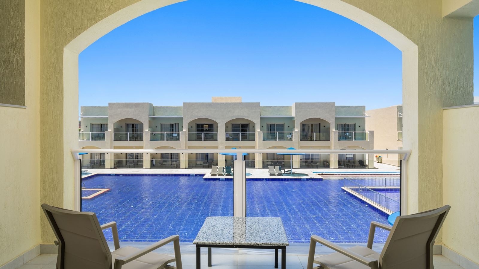rooms-room-deluxe-pool-view