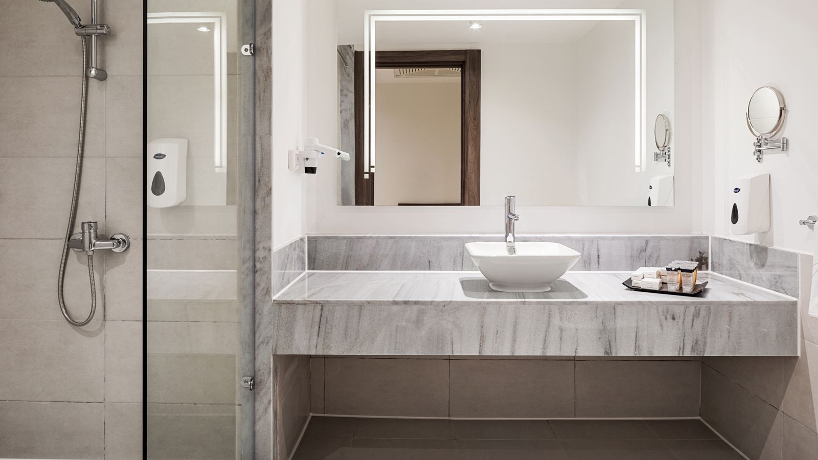 rooms-room-deluxe-pool-view