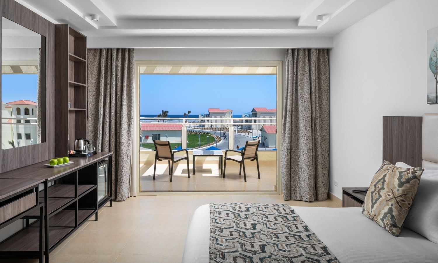 rooms-room-deluxe-side-sea-view