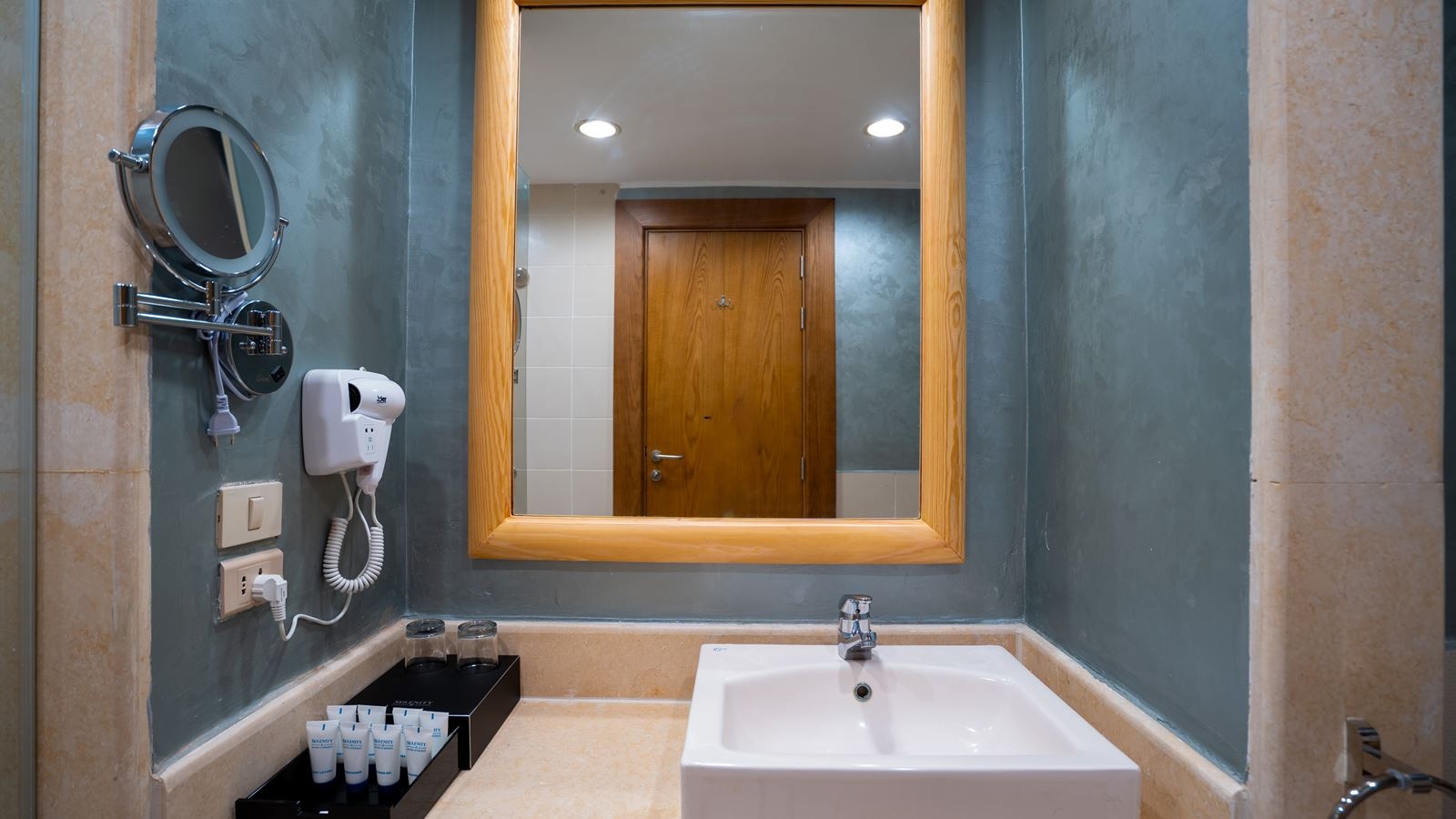 rooms-family-deluxe-aqua-room