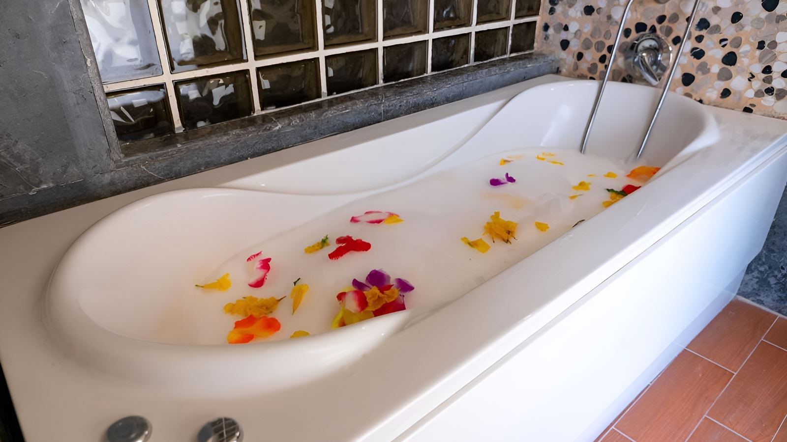 rooms-jacuzzi-suite-pool-view