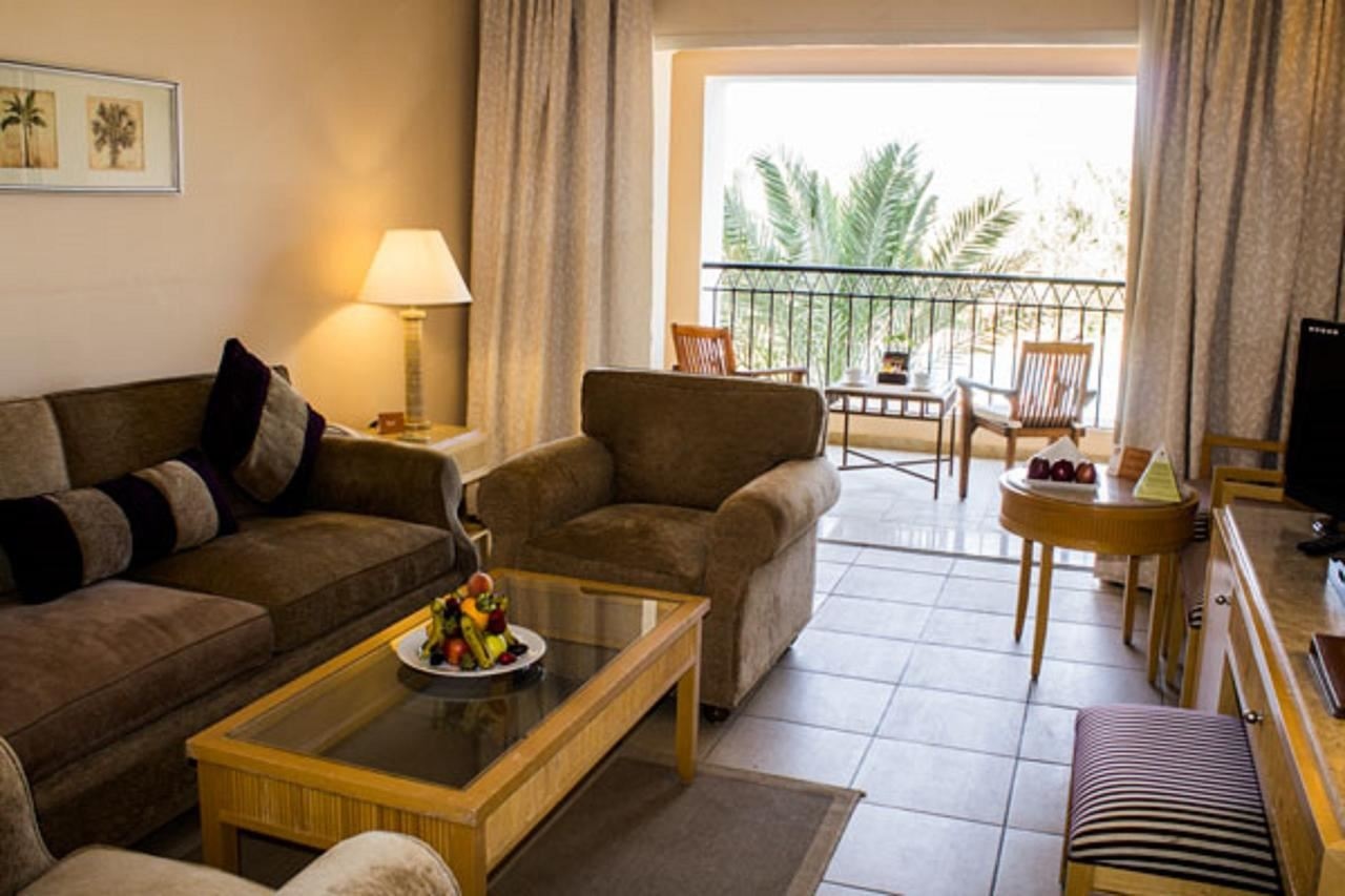 rooms-junior-queen-suite