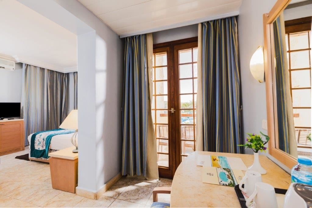 rooms-standard-room-pool-view