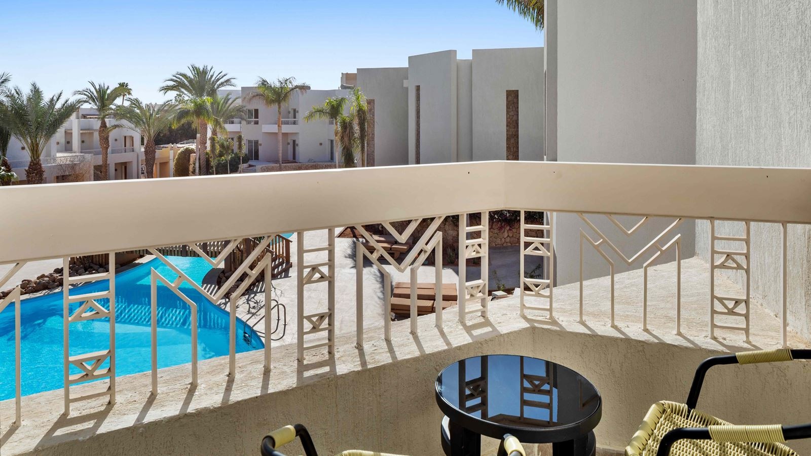 rooms-beachside-king-premium-suite-pool-or-sea-view