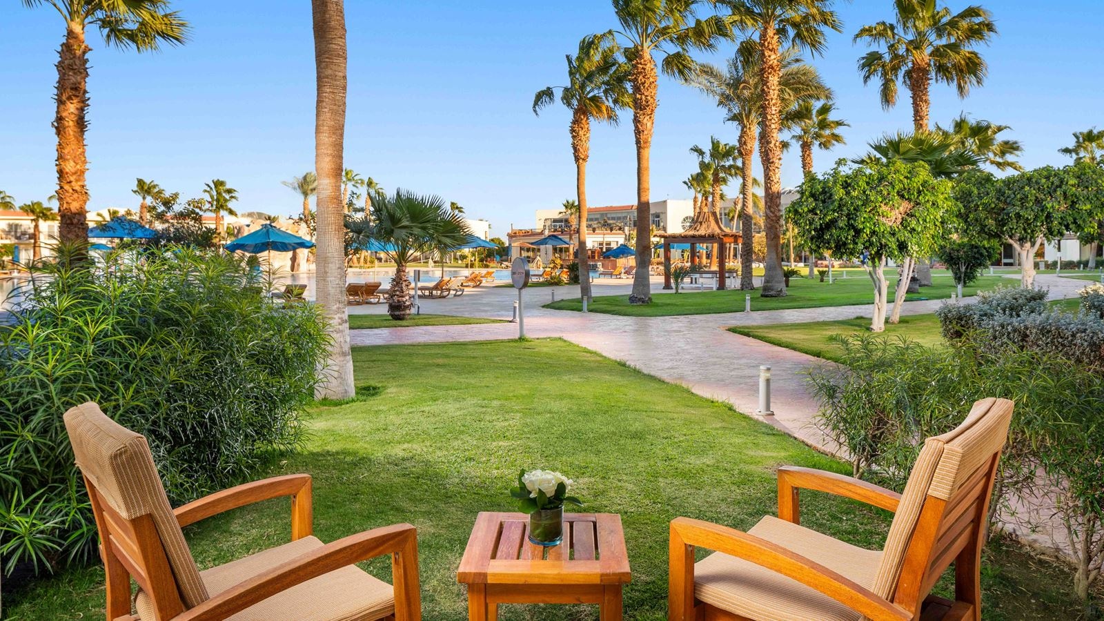 rooms-mountainside-deluxe-room-pool-view