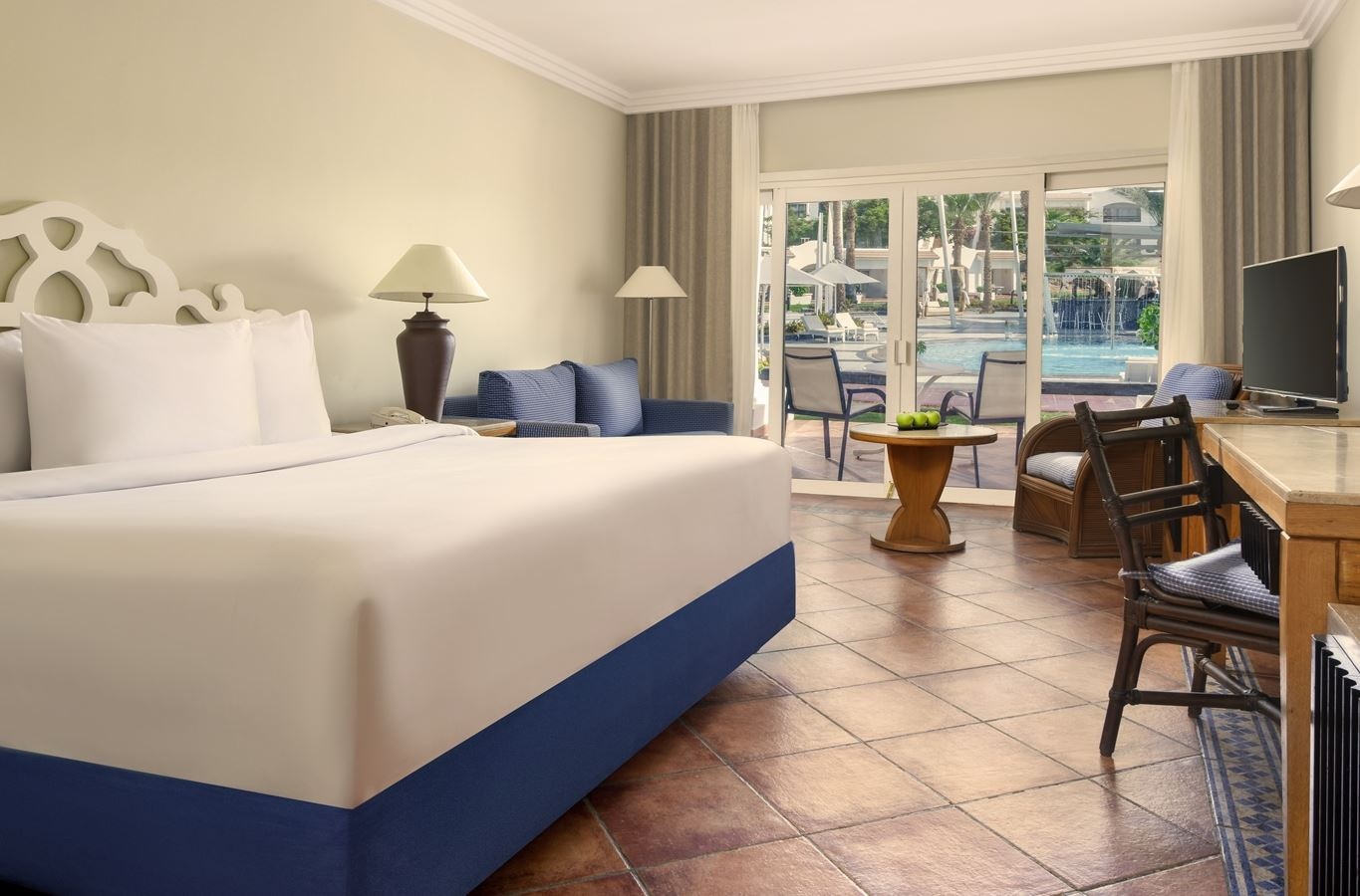 rooms-deluxe-main-pool-view-room