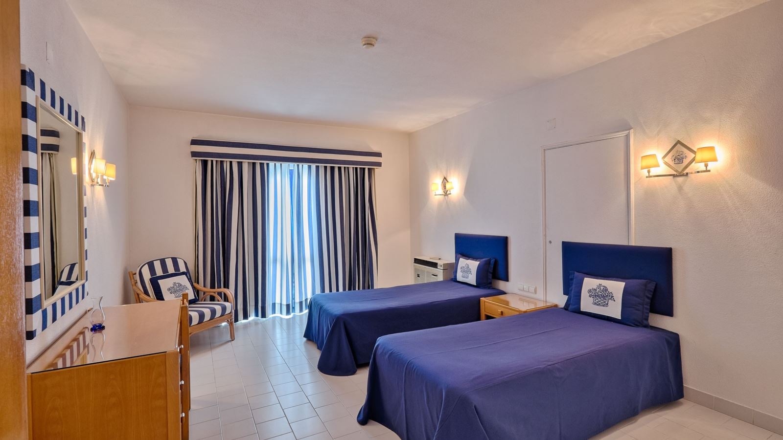 rooms-deluxe-one-bedroom-apartment