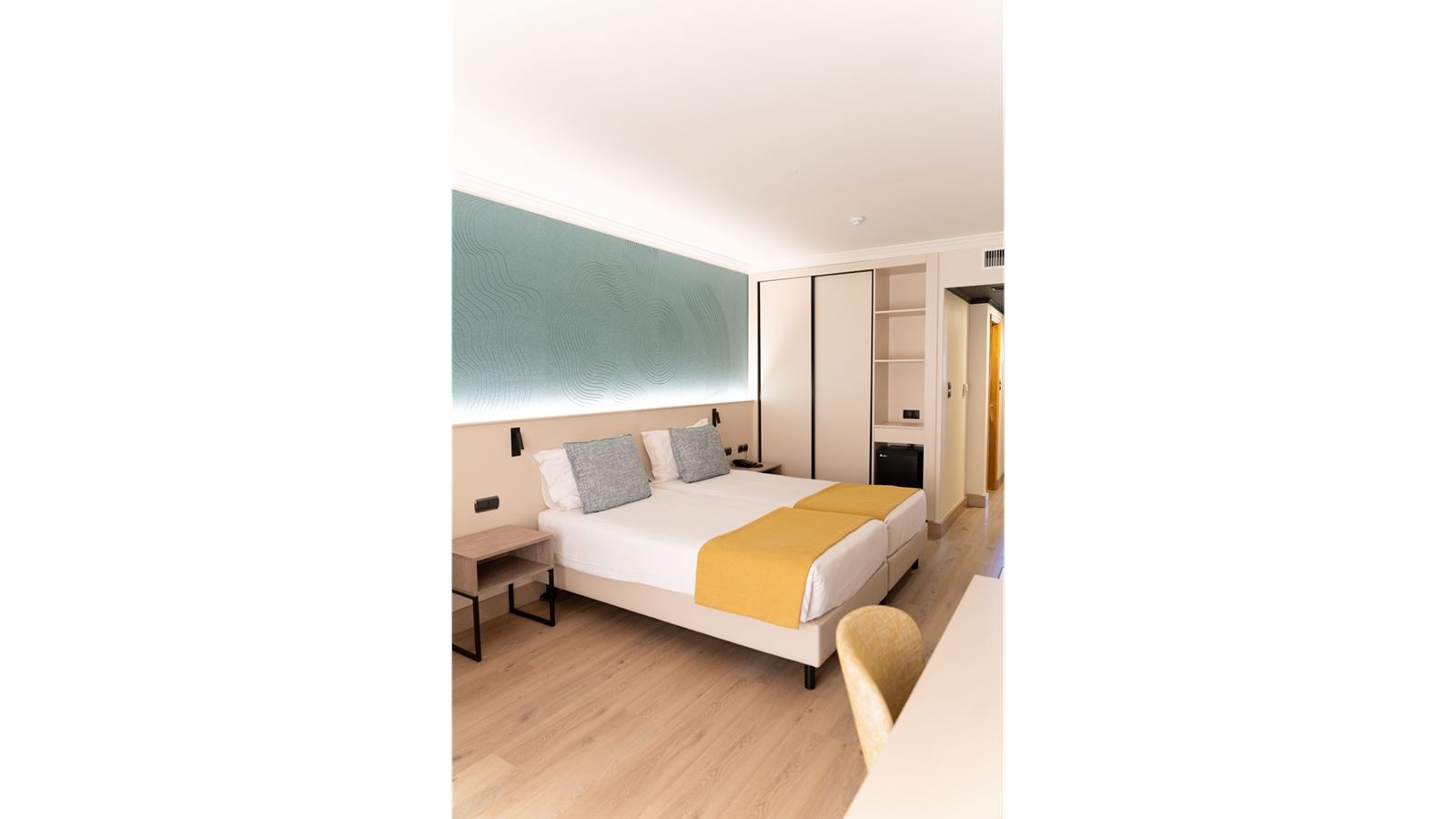 rooms-double-room-plus-side-sea-and-pool-view-dbl--pvmlvp-plus