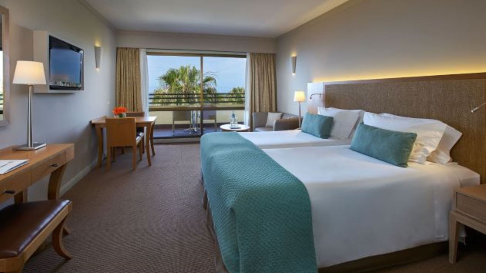 rooms-studio-balcony-or-terrace