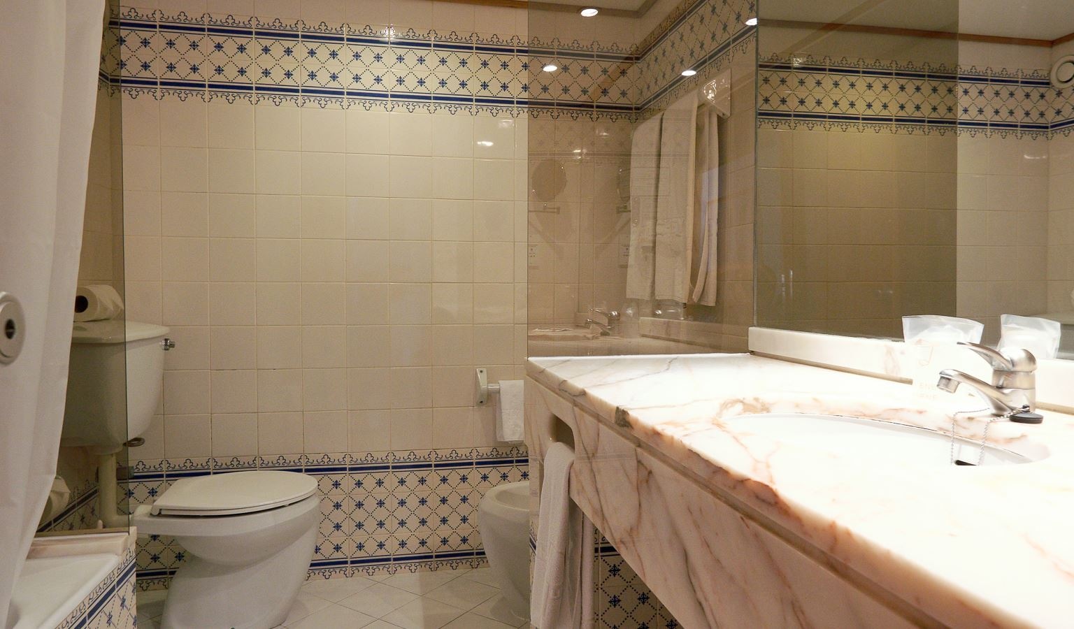 rooms-deluxe-one-bedroom-apartment