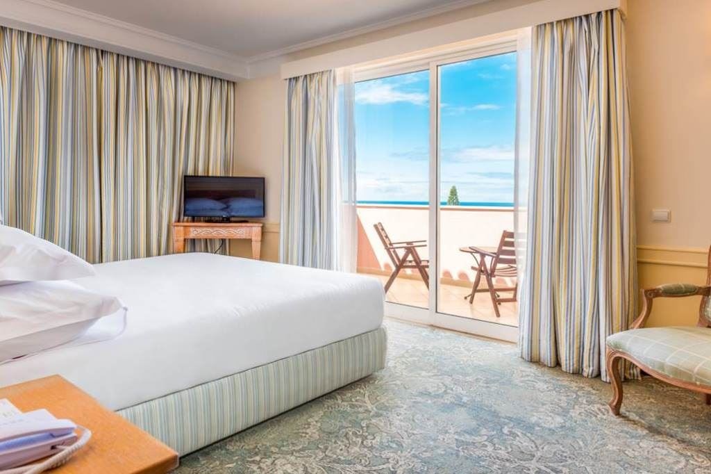 rooms-deluxe-balcony-sea-view