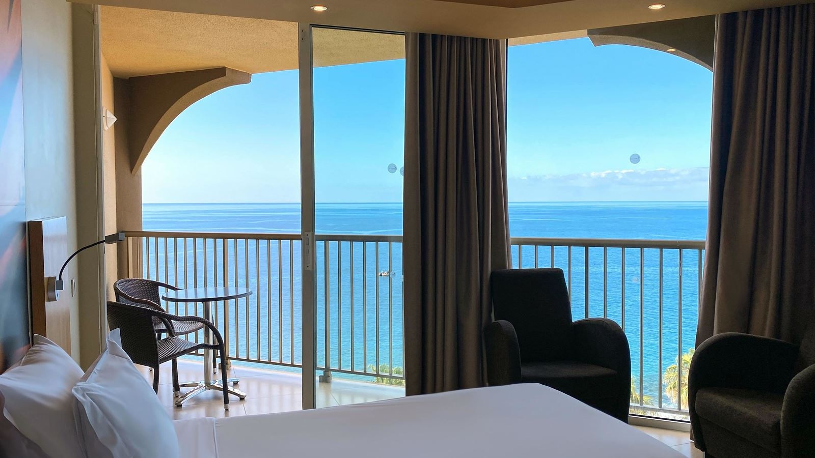 rooms-twin-sea-view-balcony-or-terrace