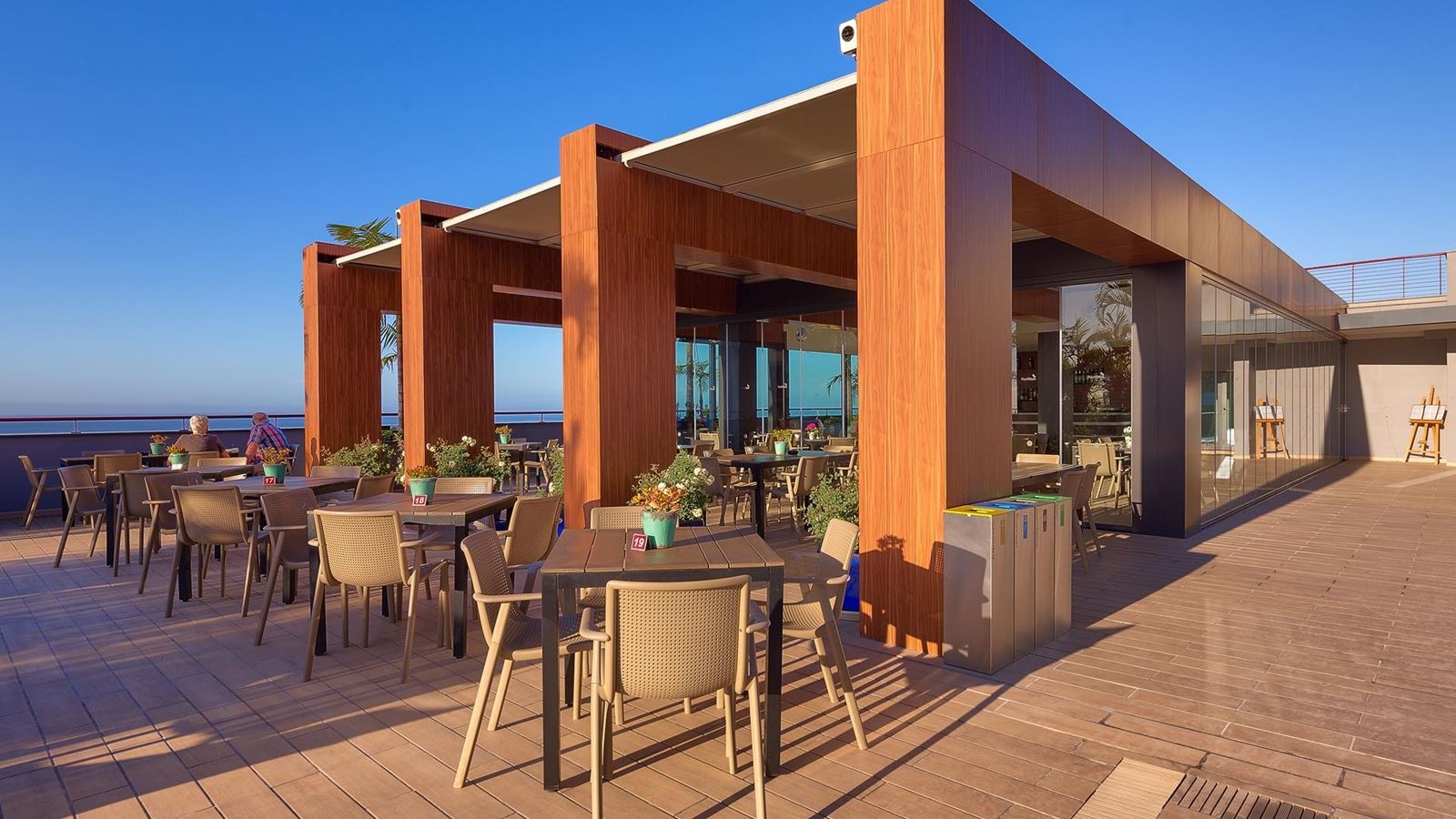 bars-al-fresco-pool-bar