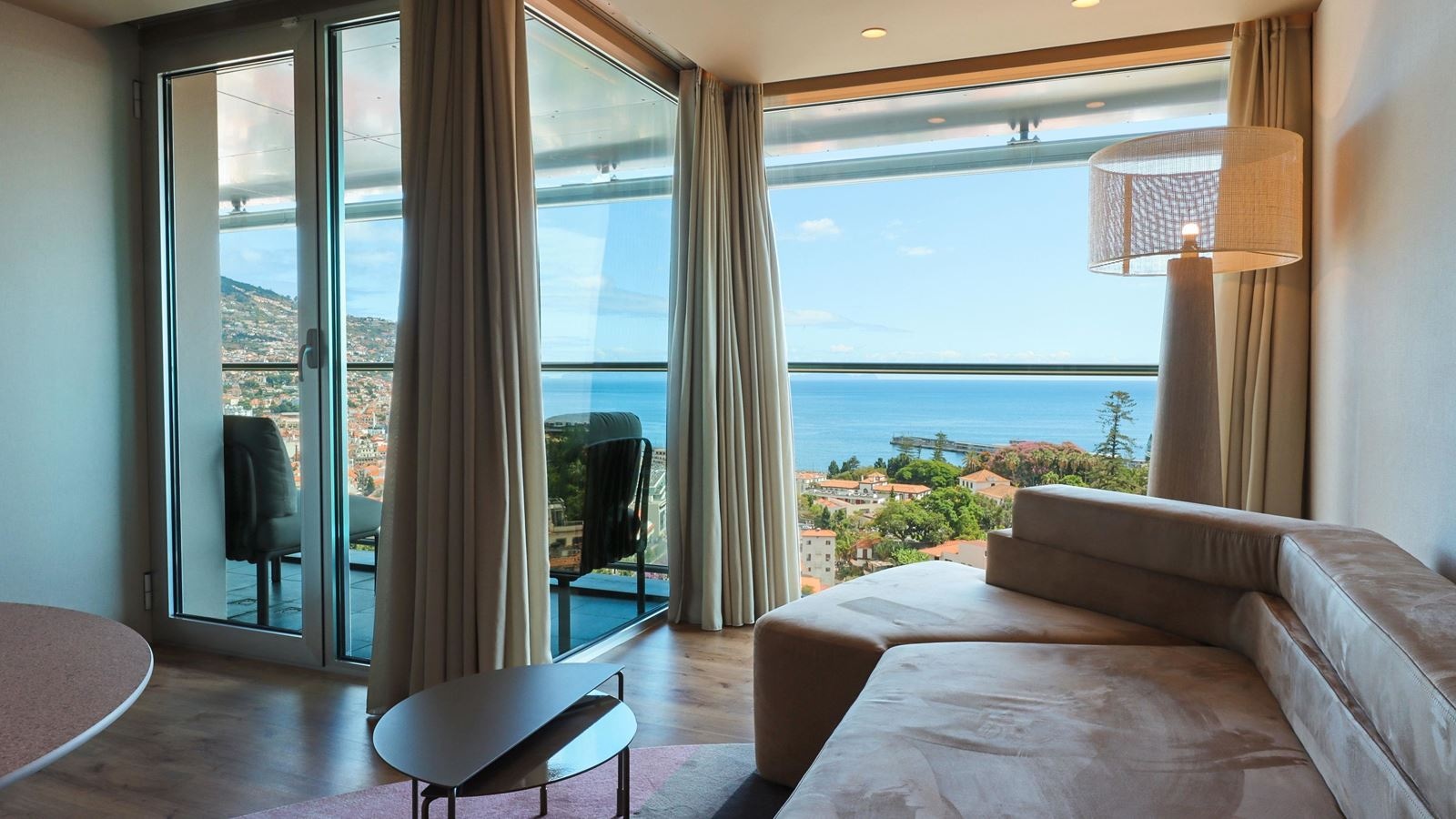 rooms-deluxe-junior-suite-sea-view-with-balcony-or-terrace