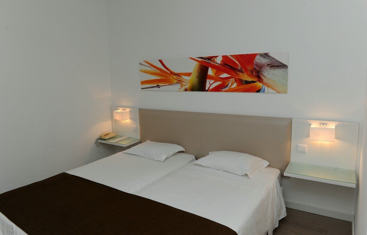 rooms-double-room-balcony-sea-view