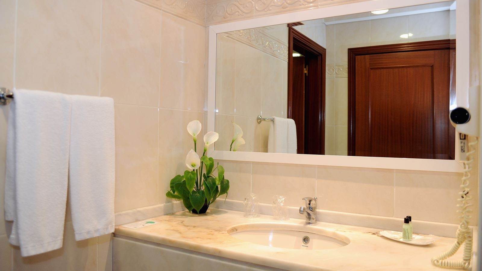 rooms-dv--twin-sea-viewbalcony