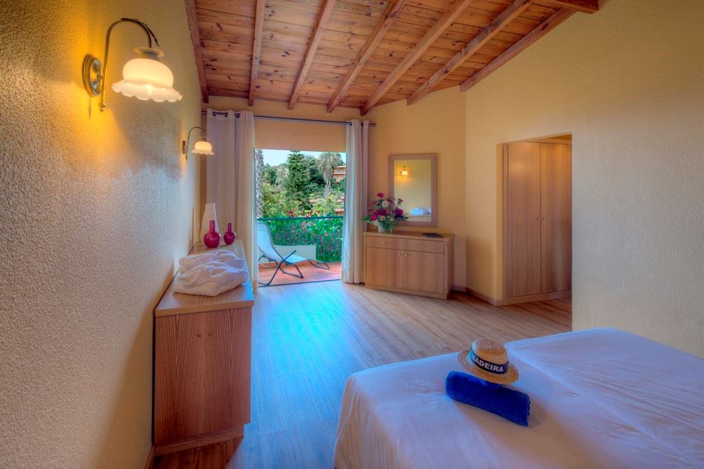 rooms-1l-1-bedroom-apartment-side-sea-view