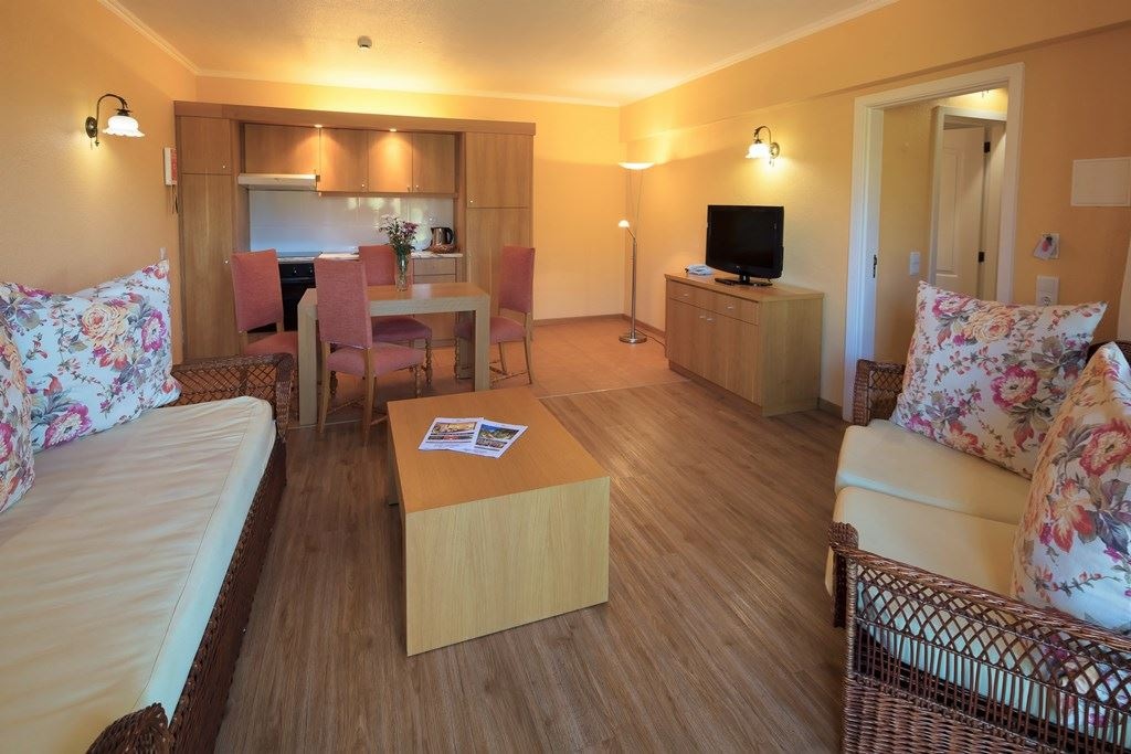 rooms-1l-1-bedroom-apartment-side-sea-view