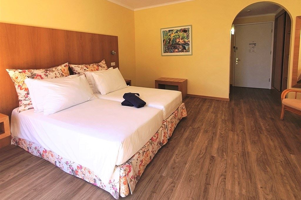 rooms-db-double-standard--garden-view