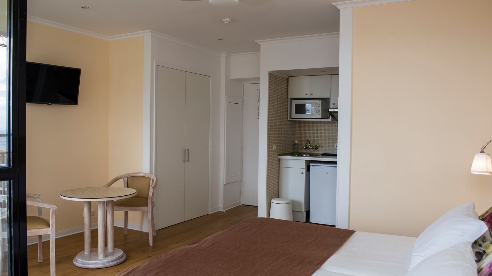 rooms-studio-standart-double-balcony-or-terrace