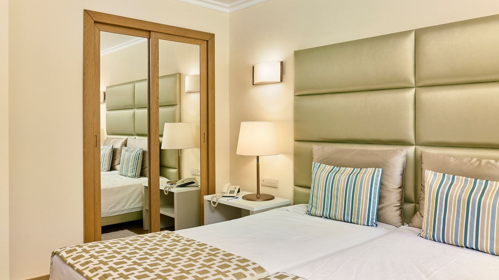 rooms-twin-deluxe-land-view-balcony-or-terrace