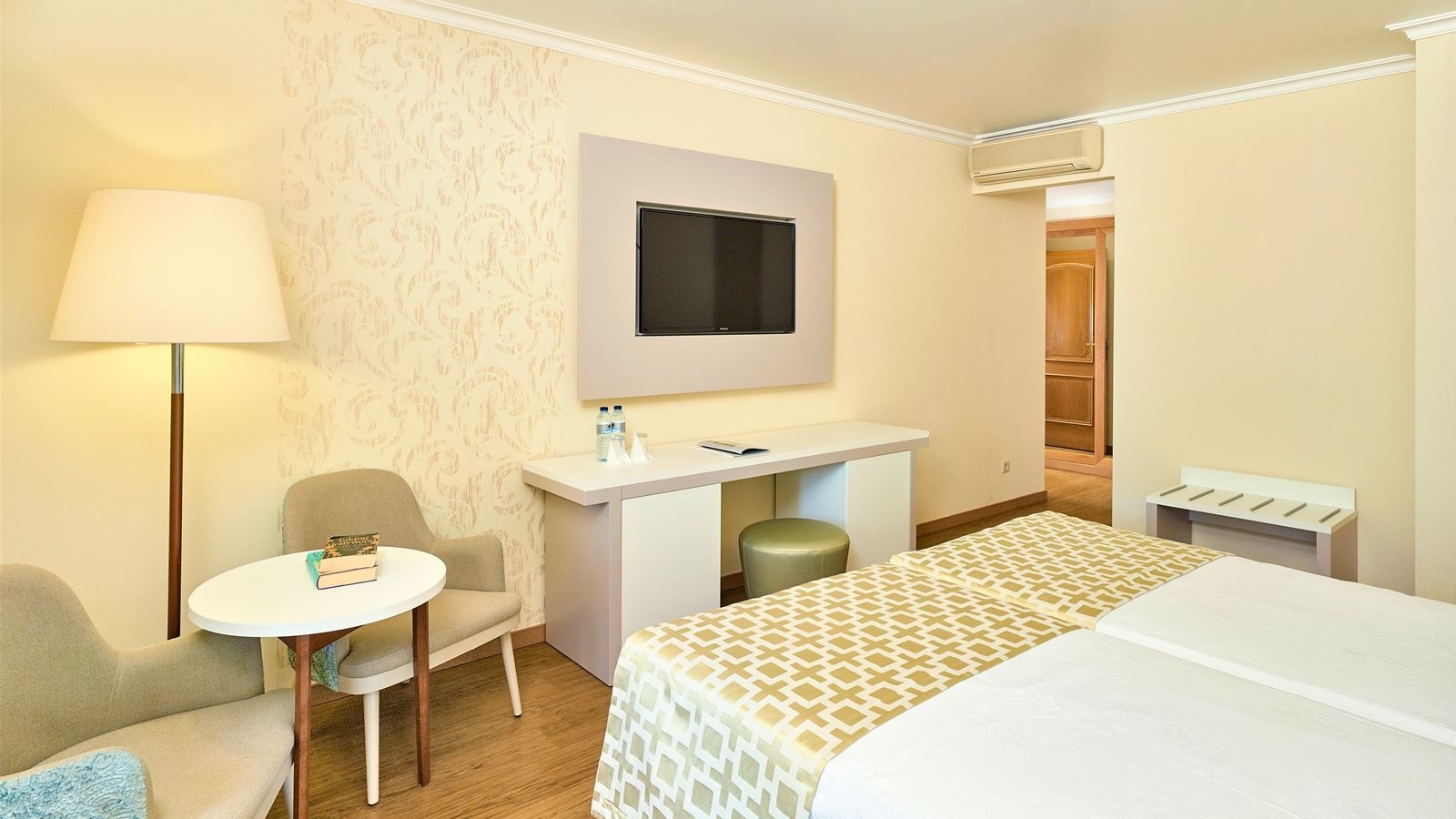 rooms-family-suite-deluxe-land-view-balcony-or-terrace