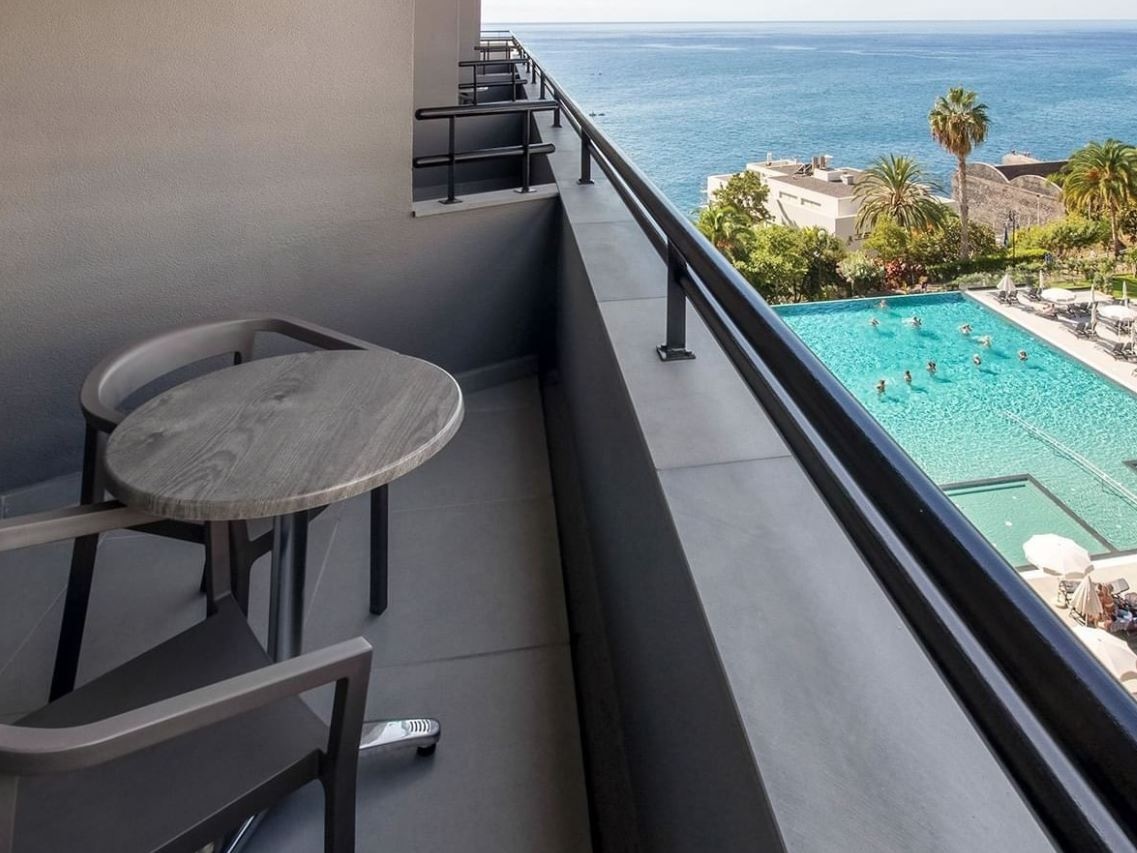 rooms-standard-room-lateral-sea-view-with-balcony-or-terrace